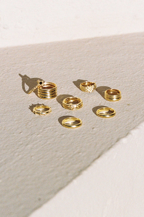 HAMMERED STAR PINKY RING GOUD